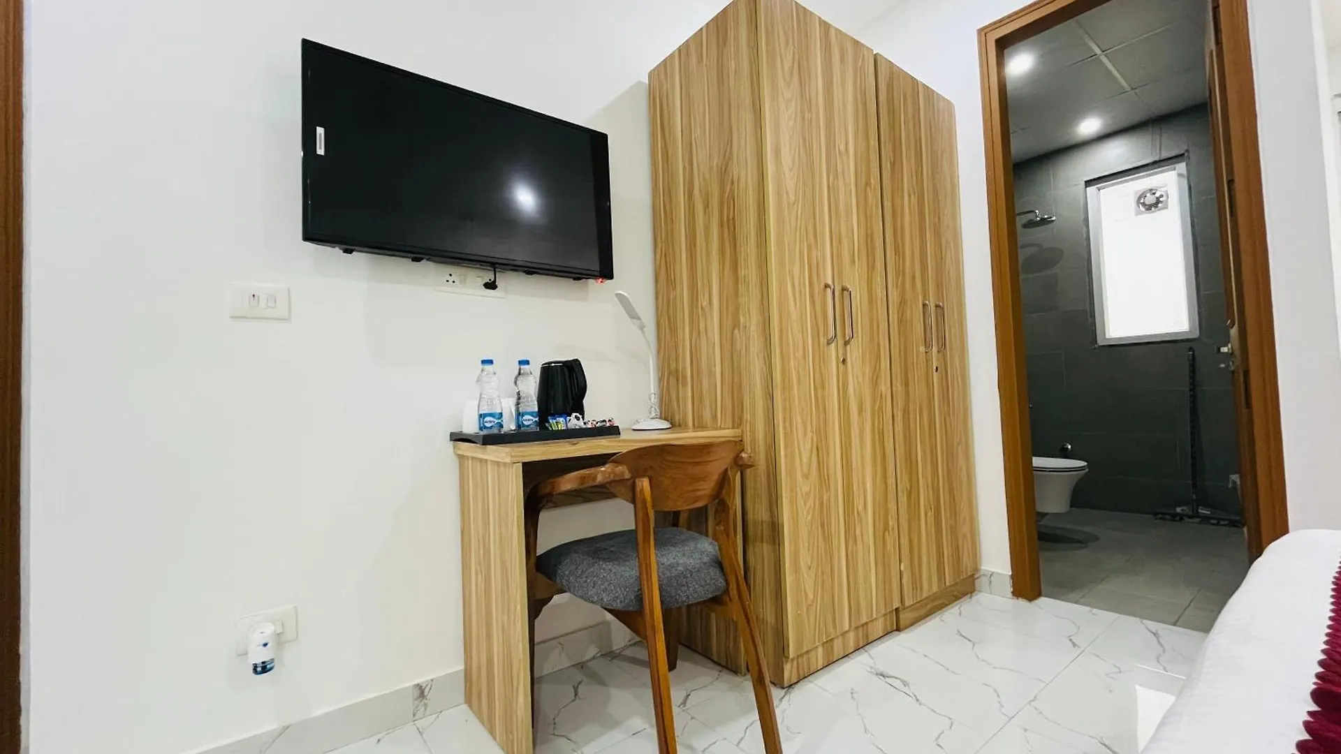 גורגאון The Lodgers Studio Apartment Infront Of Artemis Hospital Gurugram הודו
