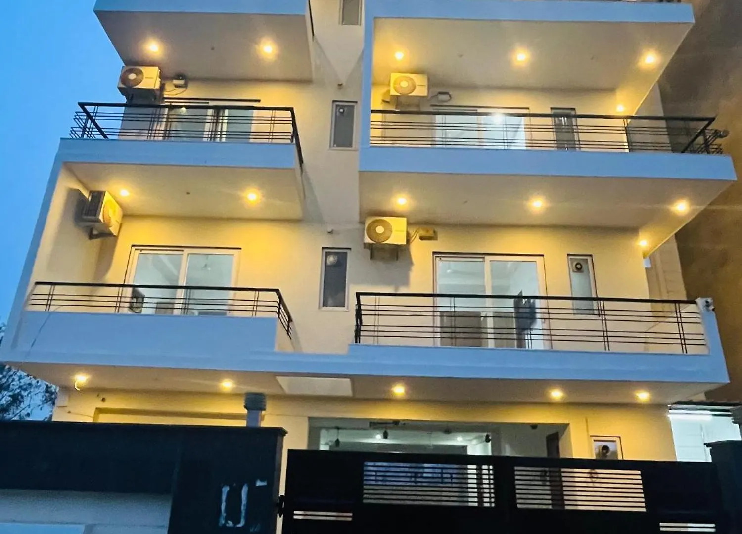גורגאון The Lodgers Studio Apartment Infront Of Artemis Hospital Gurugram הודו