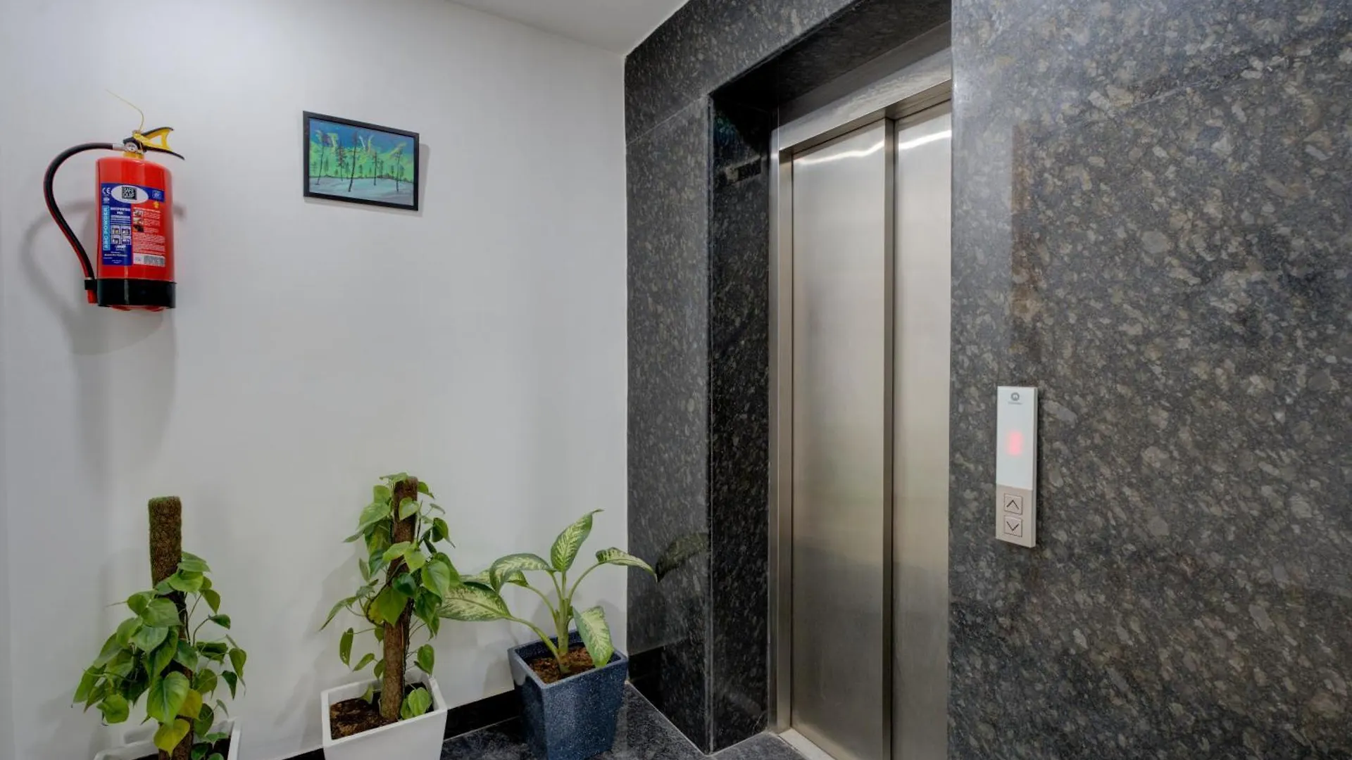 גורגאון The Lodgers Studio Apartment Infront Of Artemis Hospital Gurugram הודו